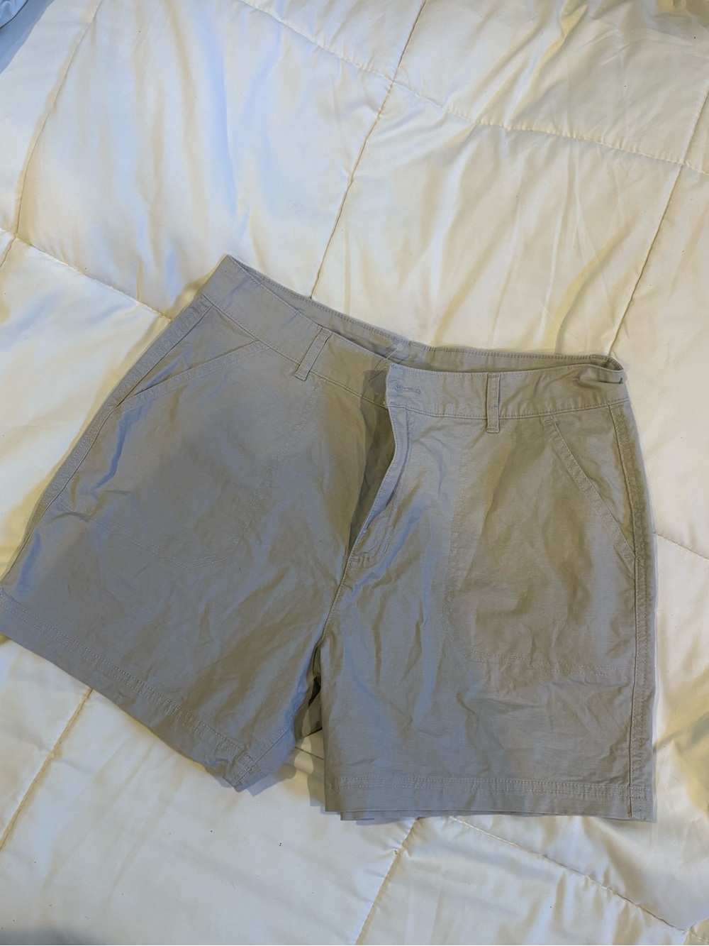 Eddie Bauer Women’s Chino Shorts in Light Gray Size 12